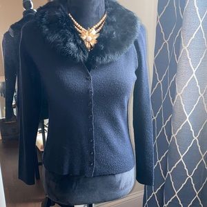 Black sweater with detachable rabbit fur collar. - P/S